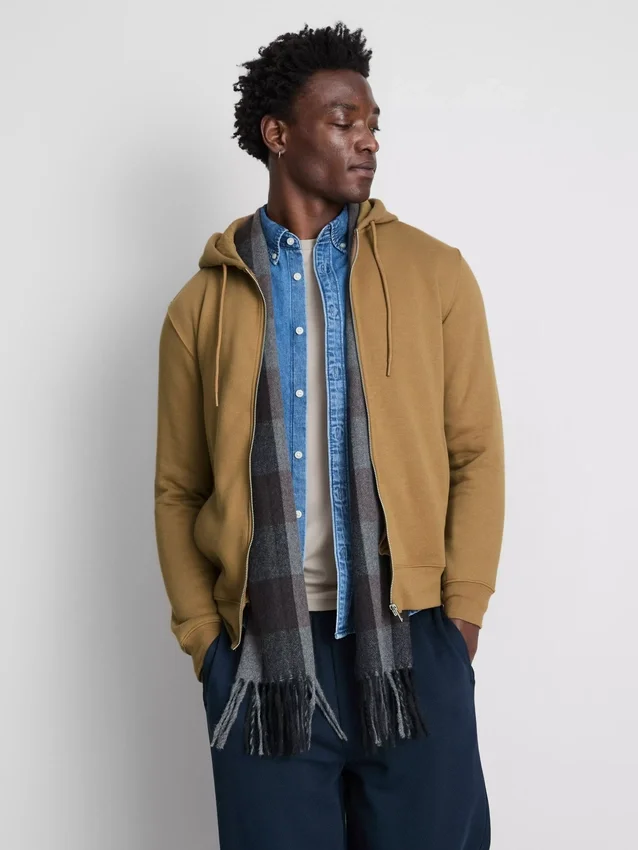 Sudadera con capucha y cremallera imprescindible