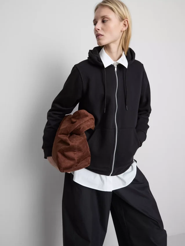 Sudadera con capucha y cremallera imprescindible