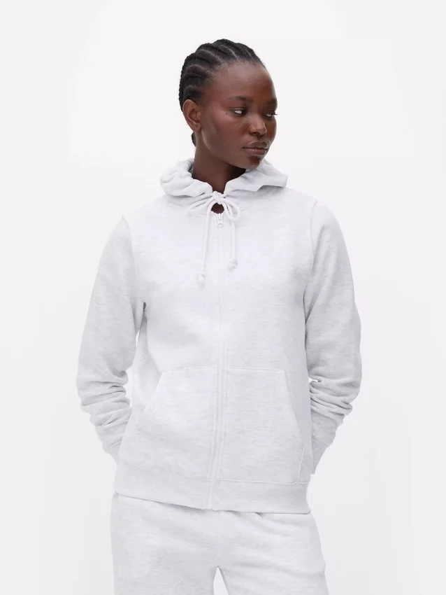 Sudadera con capucha y cremallera imprescindible