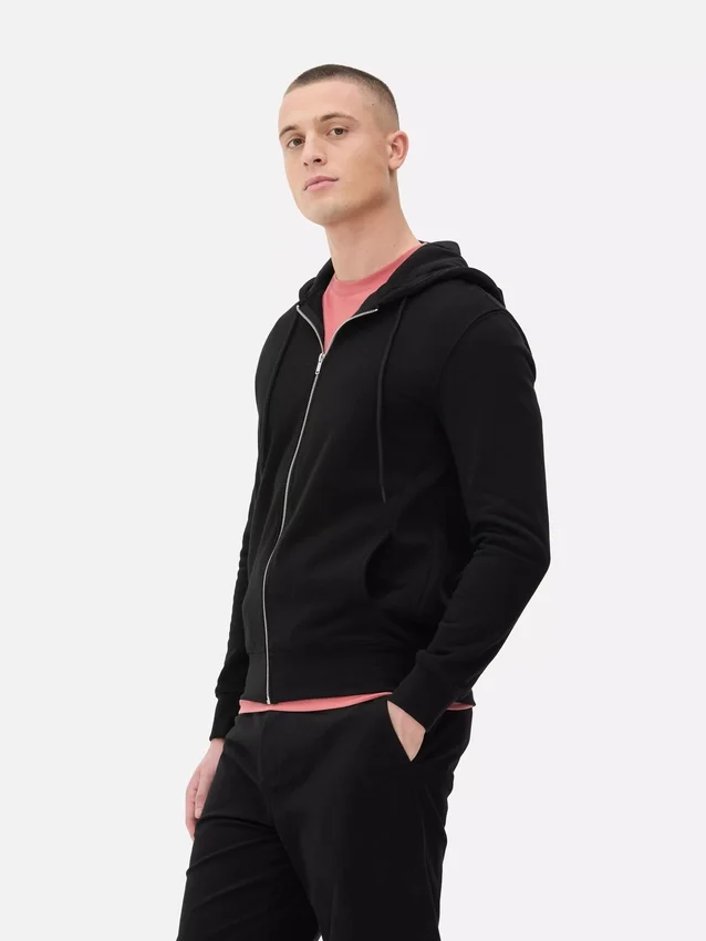 Sudadera con capucha y cremallera imprescindible