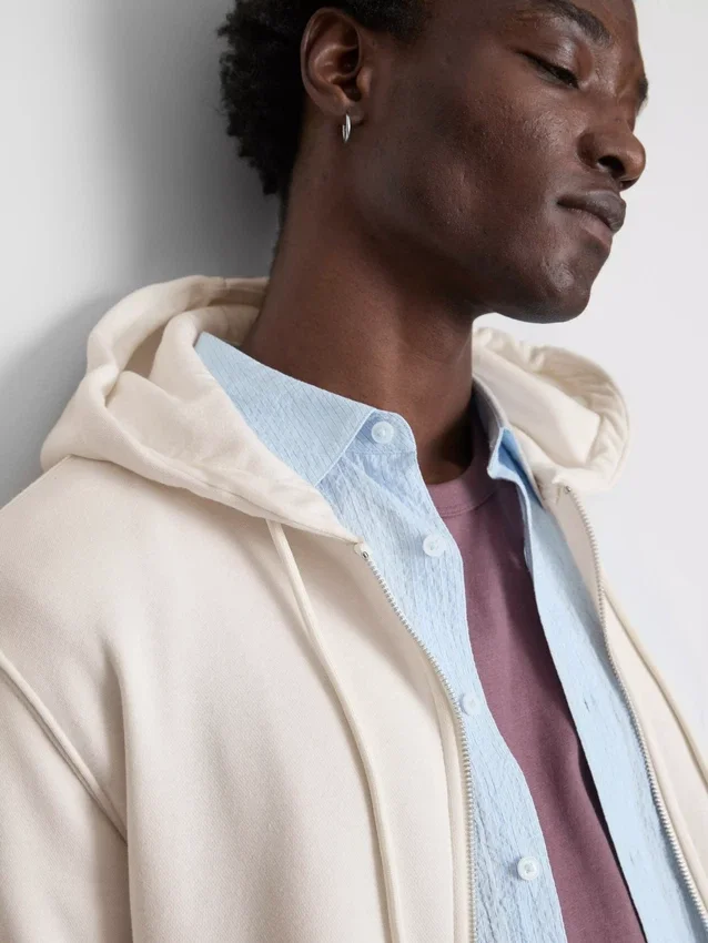 Sudadera con capucha y cremallera imprescindible