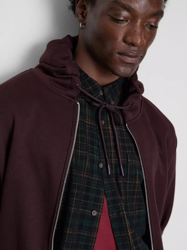 Sudadera con capucha y cremallera imprescindible