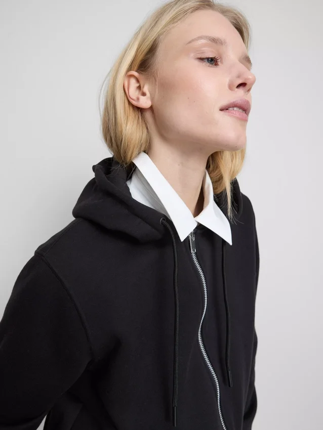 Sudadera con capucha y cremallera imprescindible