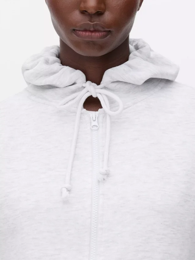 Sudadera con capucha y cremallera imprescindible