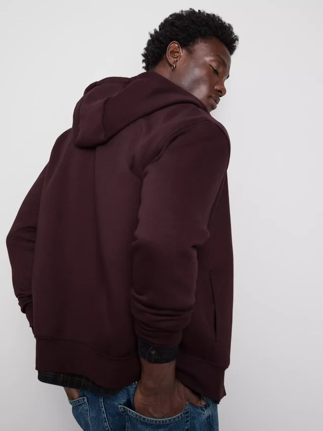 Sudadera con capucha y cremallera imprescindible