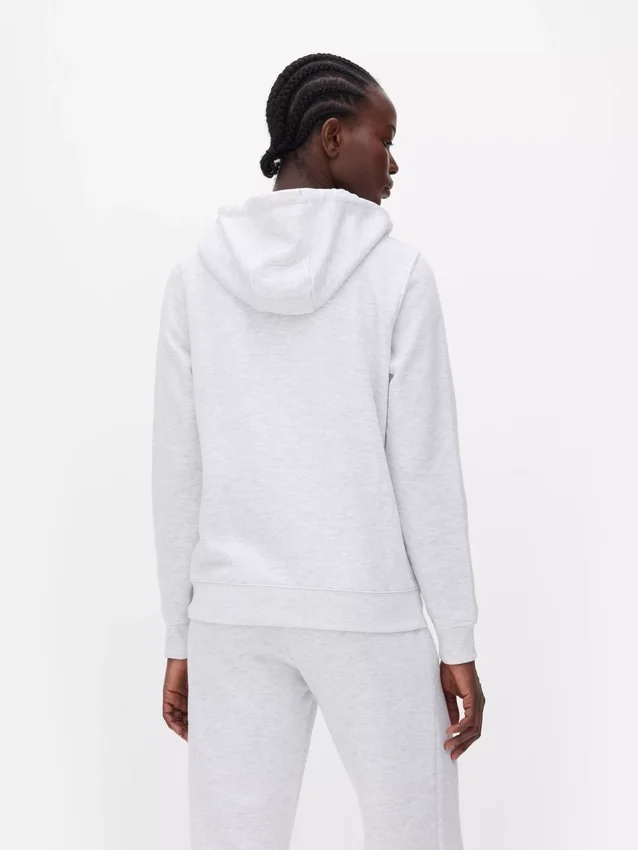 Sudadera con capucha y cremallera imprescindible