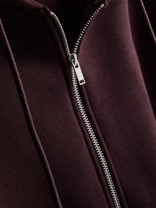 Sudadera con capucha y cremallera imprescindible