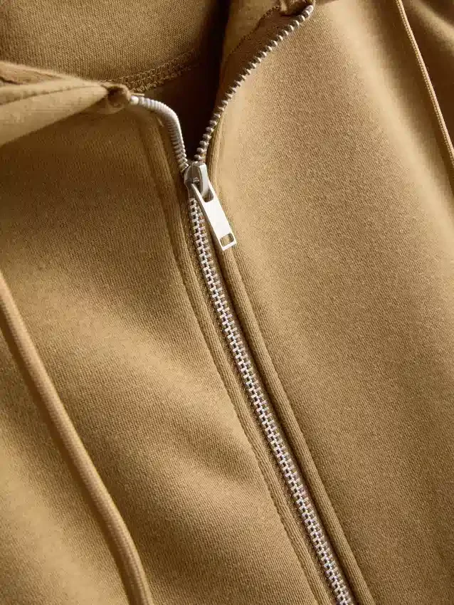 Sudadera con capucha y cremallera imprescindible