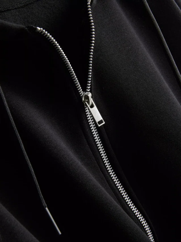 Sudadera con capucha y cremallera imprescindible