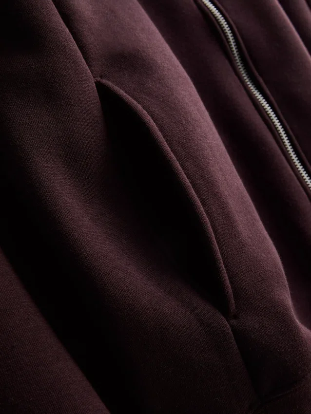 Sudadera con capucha y cremallera imprescindible