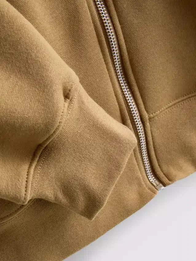 Sudadera con capucha y cremallera imprescindible