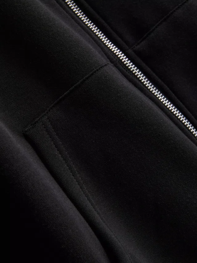 Sudadera con capucha y cremallera imprescindible