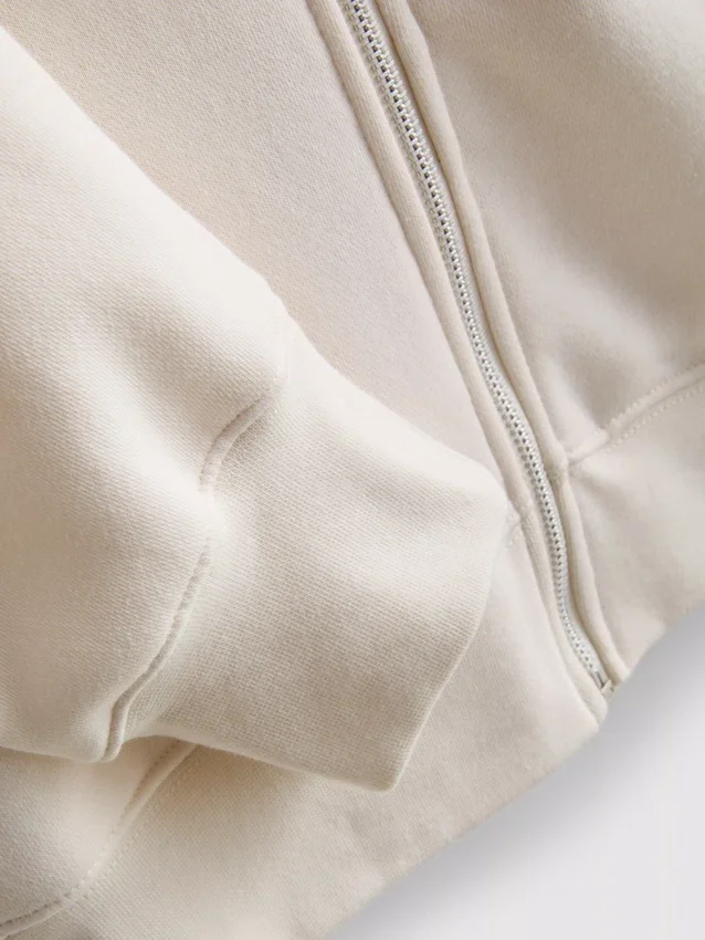 Sudadera con capucha y cremallera imprescindible
