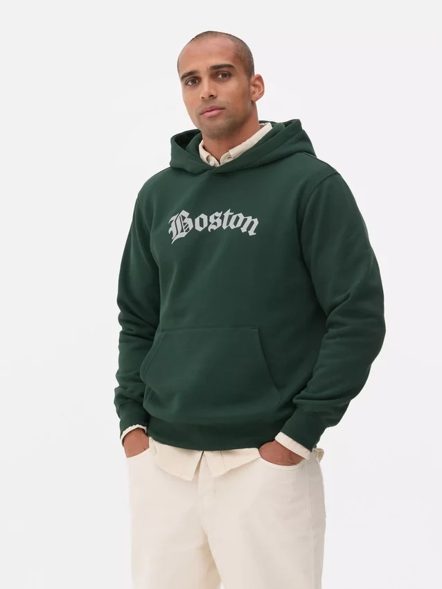 Sudadera con capucha y diseño de Boston