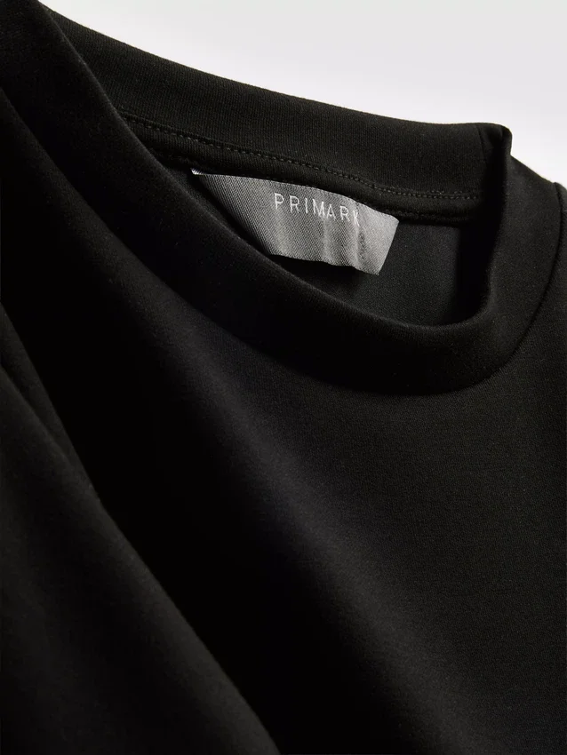 Sudadera deportiva de cuello redondo