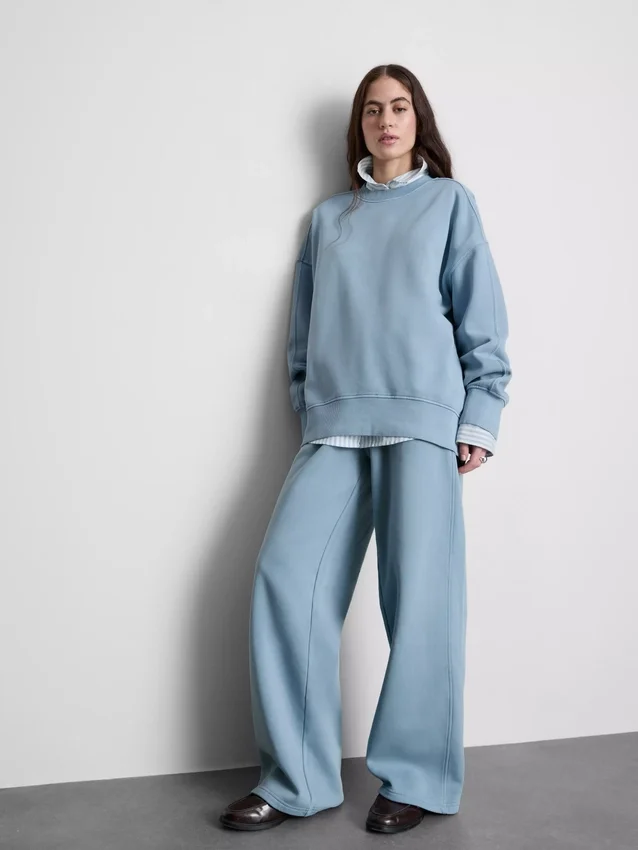 Sudadera oversize con hombros caídos