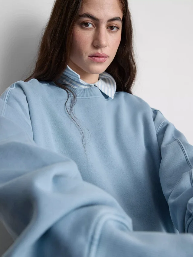 Sudadera oversize con hombros caídos