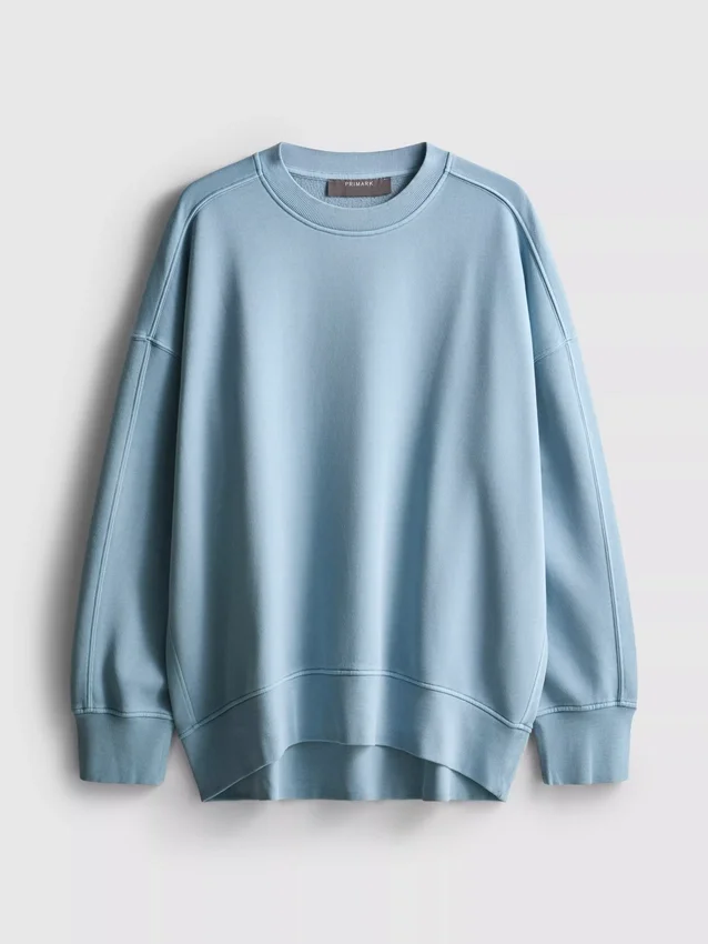 Sudadera oversize con hombros caídos