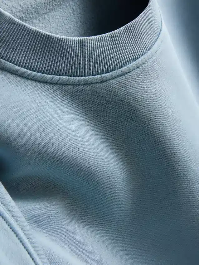 Sudadera oversize con hombros caídos
