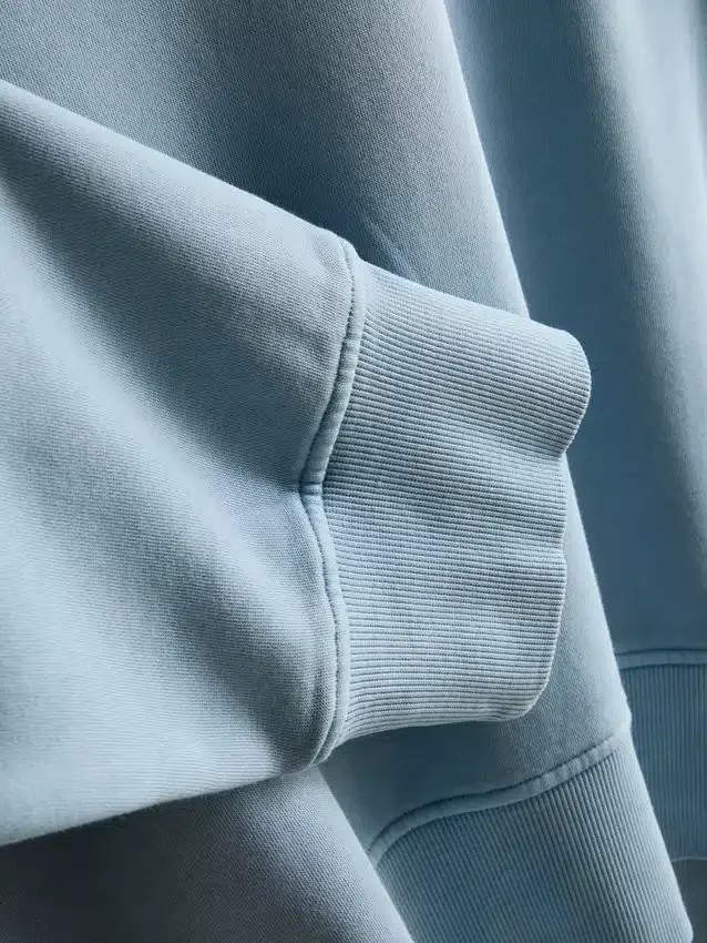 Sudadera oversize con hombros caídos