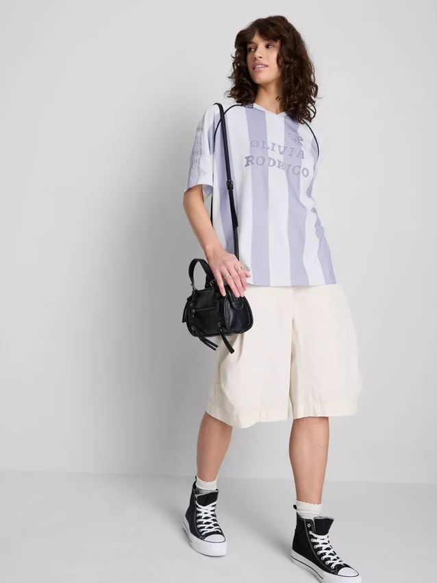 The Primark Scene | Camiseta de fútbol a rayas de Olivia Rodrigo