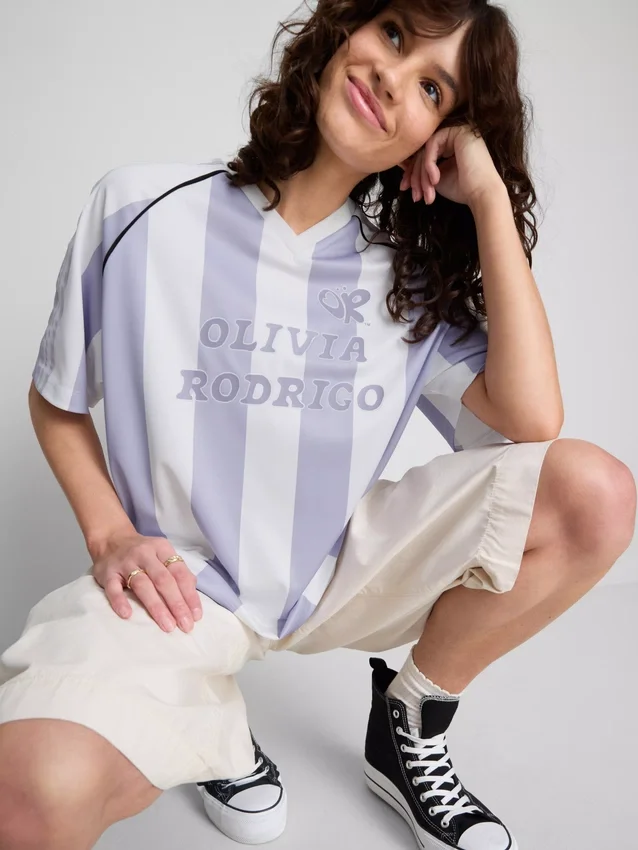The Primark Scene | Camiseta de fútbol a rayas de Olivia Rodrigo