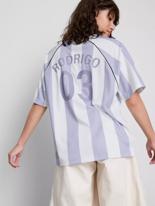 The Primark Scene | Camiseta de fútbol a rayas de Olivia Rodrigo