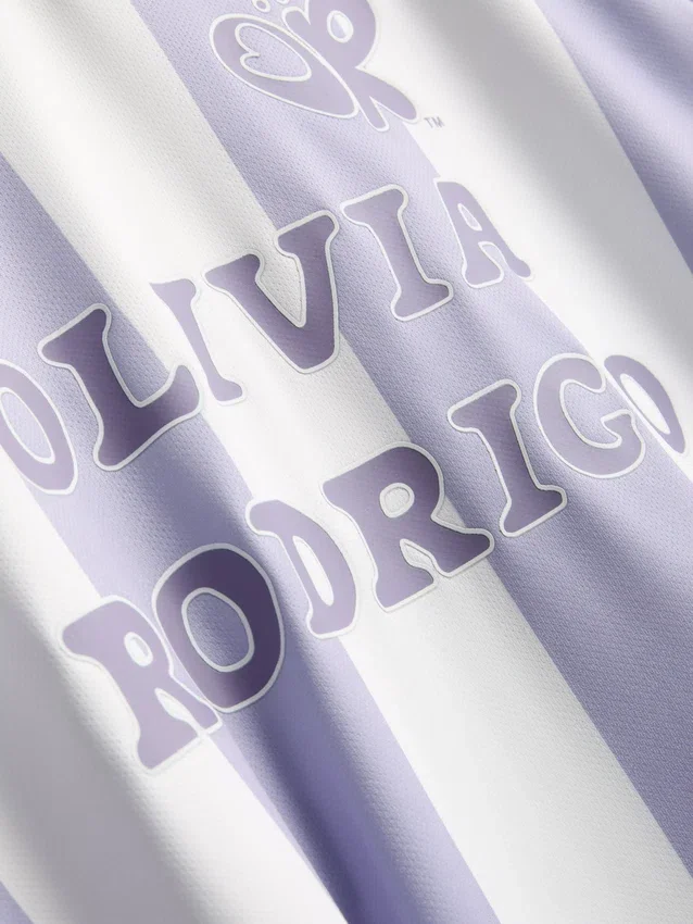 The Primark Scene | Camiseta de fútbol a rayas de Olivia Rodrigo