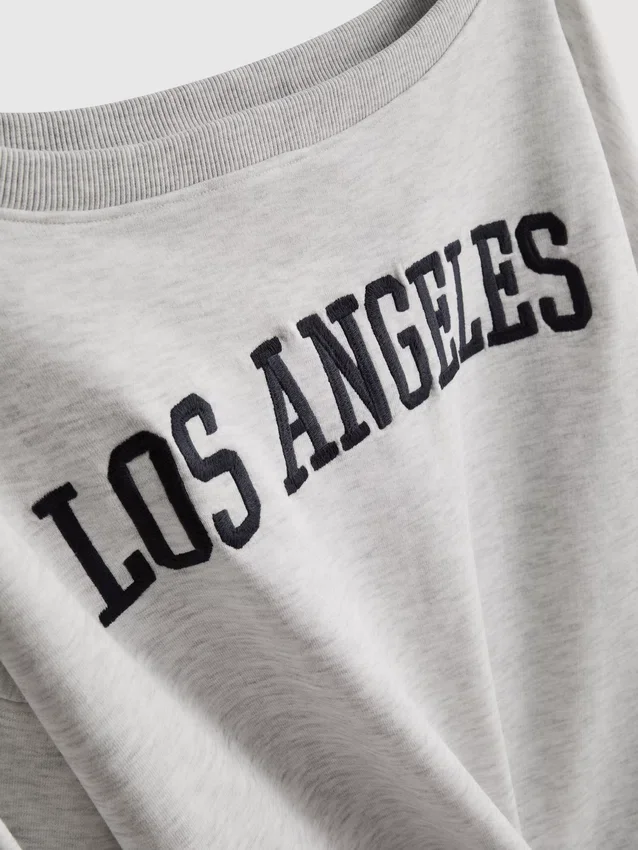 The Primark Scene | Sudadera con hombros al aire y eslogan