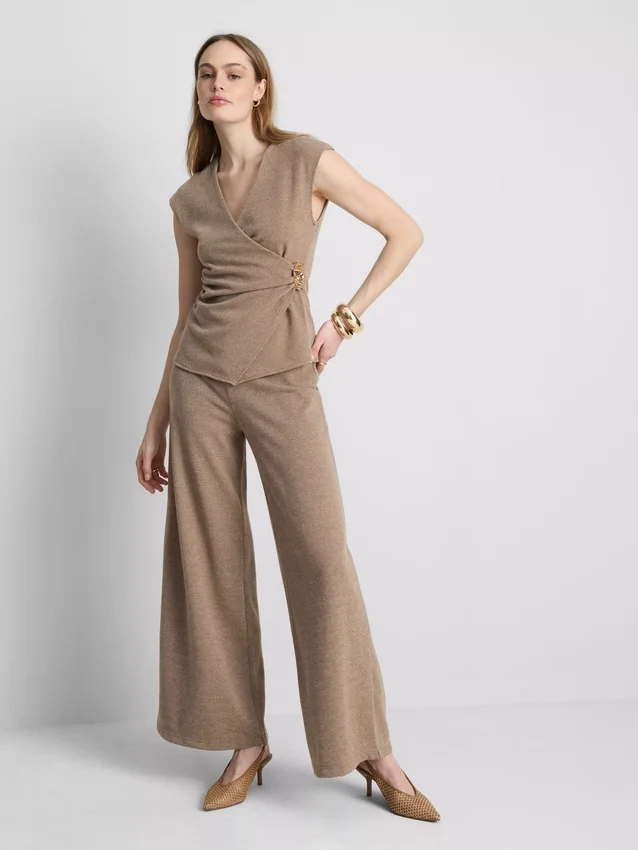 Top ajustado con cuello en V y detalles metálicos