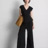 Top ajustado con cuello en V y detalles metálicos