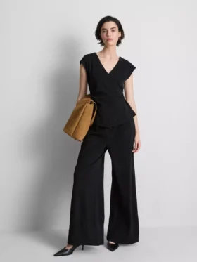 Top ajustado con cuello en V y detalles metálicos