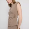 Top ajustado con cuello en V y detalles metálicos