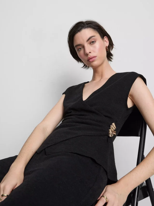Top ajustado con cuello en V y detalles metálicos