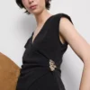 Top ajustado con cuello en V y detalles metálicos