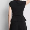 Top ajustado con cuello en V y detalles metálicos
