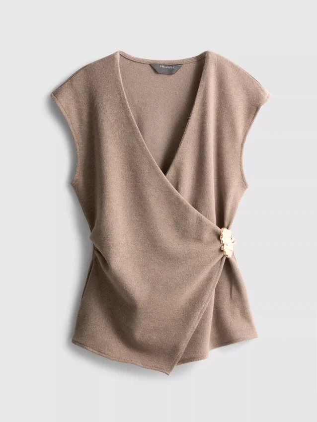 Top ajustado con cuello en V y detalles metálicos