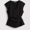 Top ajustado con cuello en V y detalles metálicos