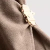 Top ajustado con cuello en V y detalles metálicos