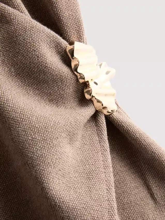 Top ajustado con cuello en V y detalles metálicos