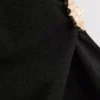 Top ajustado con cuello en V y detalles metálicos