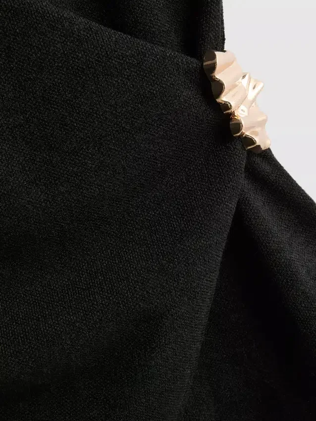 Top ajustado con cuello en V y detalles metálicos