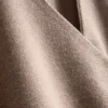 Top ajustado con cuello en V y detalles metálicos