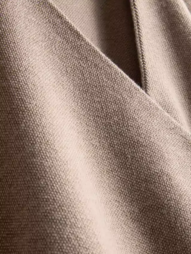 Top ajustado con cuello en V y detalles metálicos