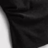 Top ajustado con cuello en V y detalles metálicos