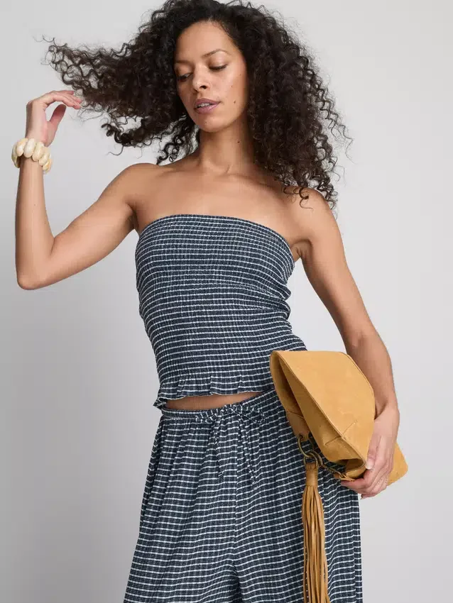 Top bandeau con volantes de cuadros vichy de Paula Echevarría