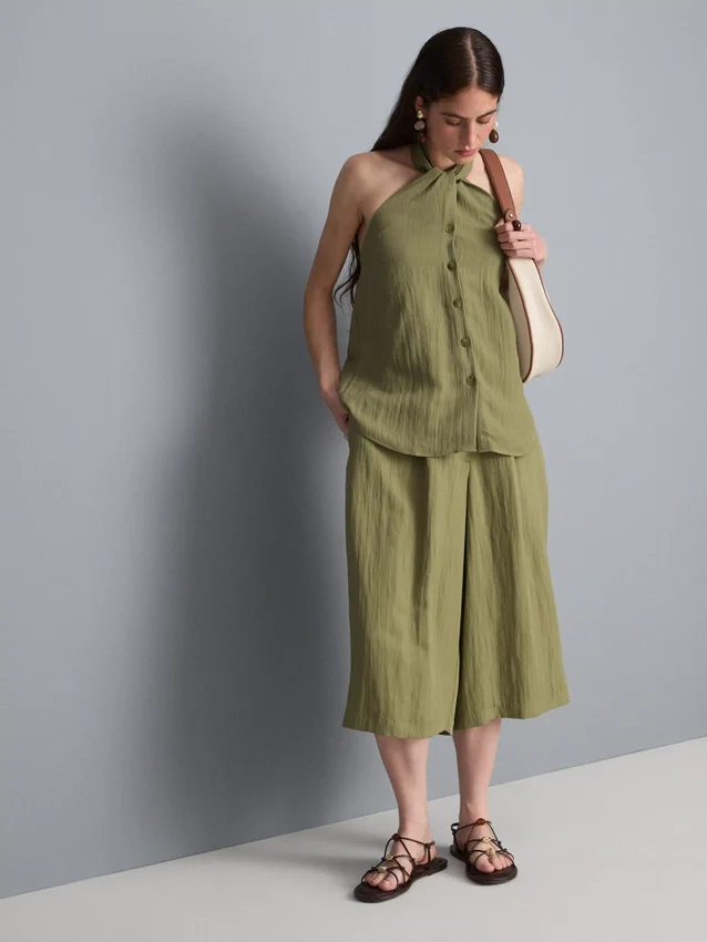 Top con cuello halter y botones, de textura