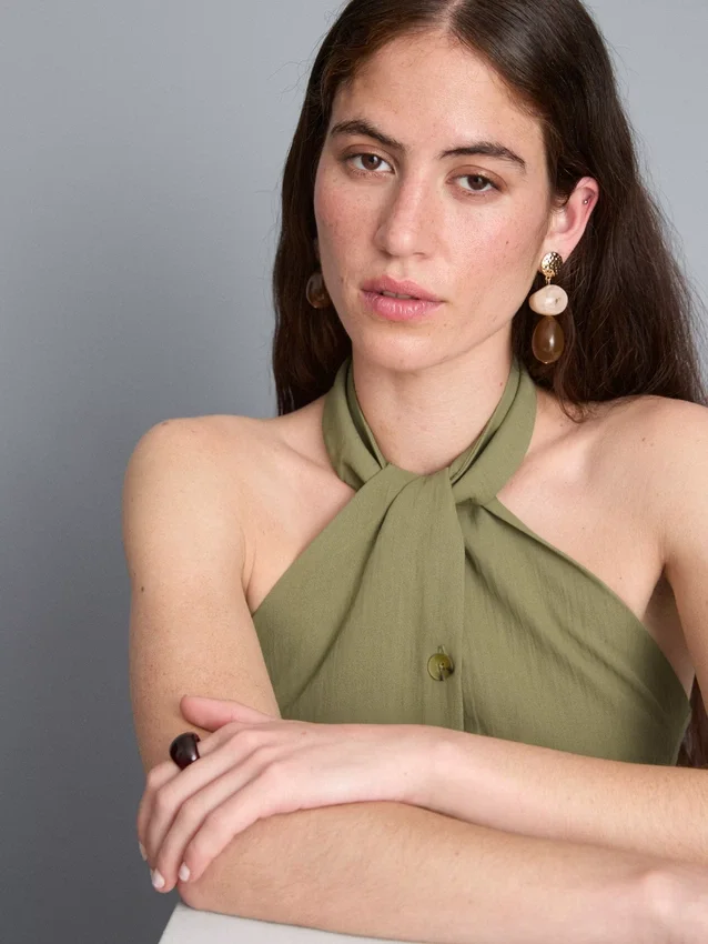 Top con cuello halter y botones, de textura