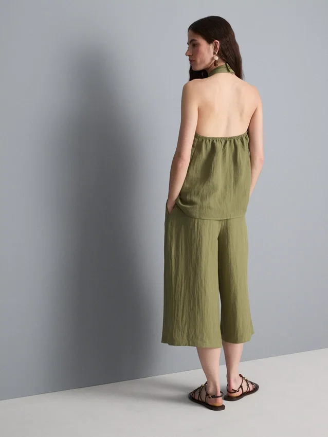 Top con cuello halter y botones, de textura