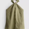 Top con cuello halter y botones, de textura